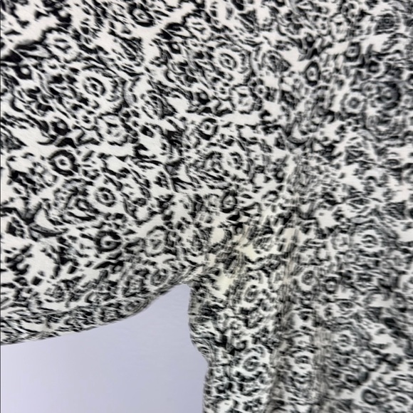 Rose & Olive Black and White Graphic Floral Boxy Blouse Size Large - Picture 4 of 12